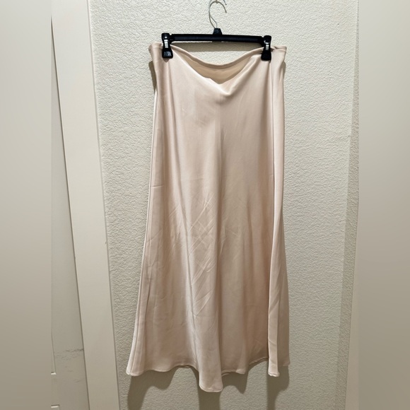 Luxe high waisted satin skirt - Picture 4 of 5